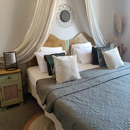 Entre Bastide Et Cite Et Son Rooftop Bed & Breakfast 4*